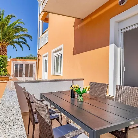 Lovely In Near And Town Centre Apartment *